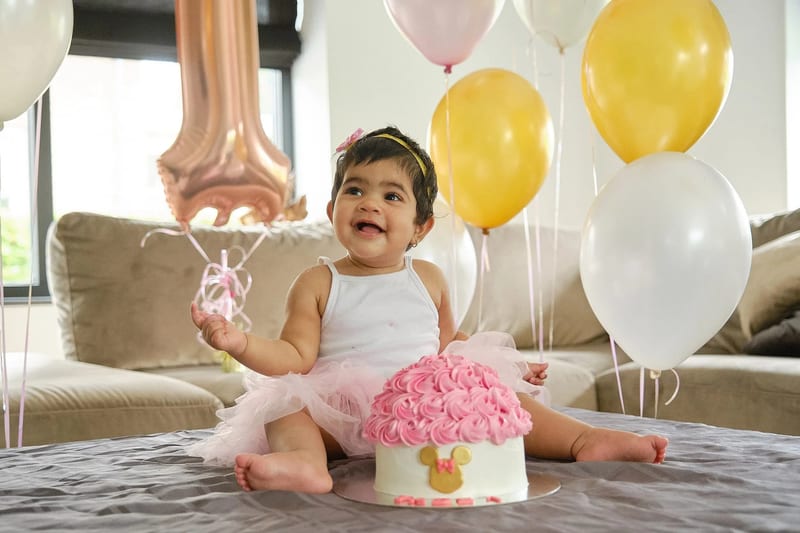 Klein meisje viert eerste verjaardag met cakesmash, roze tutu en ballonnen fotostudio — Familieshoot Stefan Segers