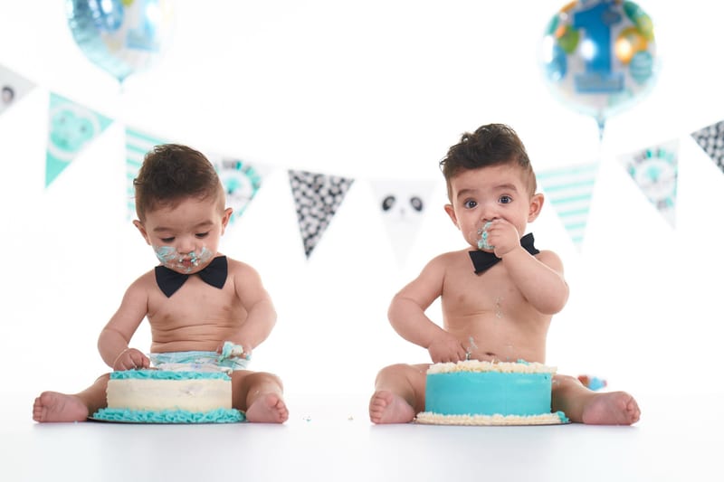 Twee peuters genieten van cakesmash met turquoise taarten en ballonnen, eerste verjaardag fotoshoot — Familieshoot Stefan Seg