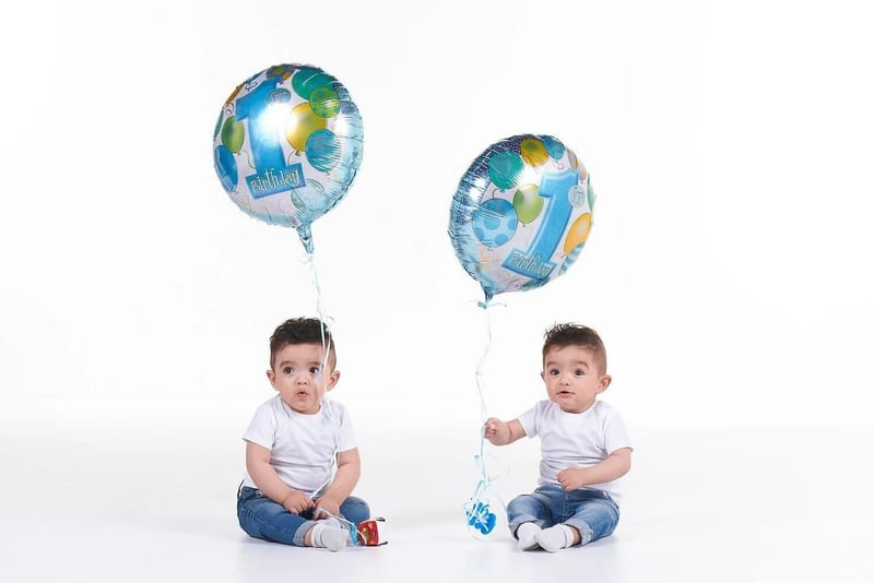 Twee kleine jongens spelen met blauwe ballonnen, eerste verjaardag cakesmash fotoshoot studio Zoetermeer — Familieshoot Stefa