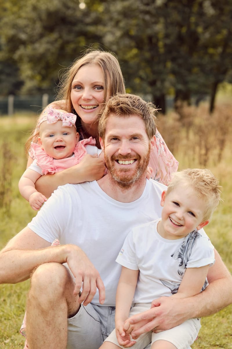Gelukkig gezin met twee kleine kinderen lacht samen in groen park, familiefotoshoot Panbos Zoetermeer — Familieshoot Stefan S