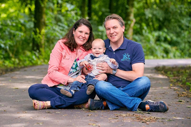 Ouders met klein kind zitten samen op pad, gezellige familiefotoshoot buiten Zoetermeer — Familieshoot Stefan Segers