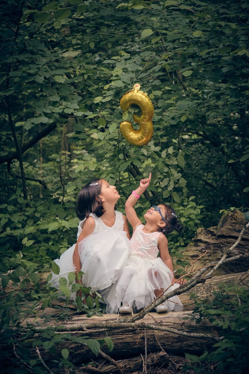 Moeder en dochter in witte jurken spelen in het bos met gele ballon, kinderfotoshoot Zoetermeer — Familieshoot Stefan Segers