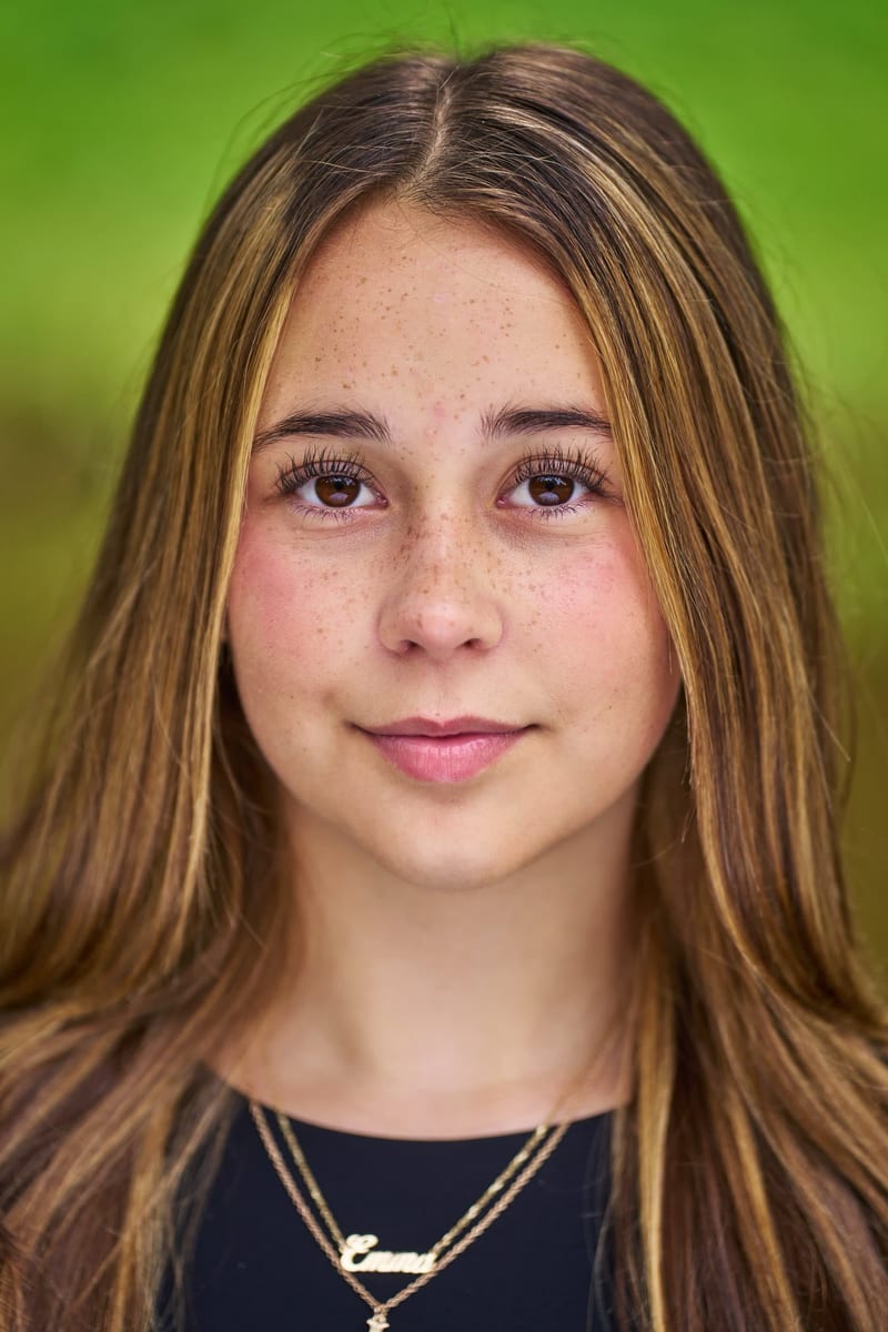 Portretfoto tienermeisje met sproeten, groene achtergrond kinderfotoshoot Zoetermeer — Familieshoot Stefan Segers