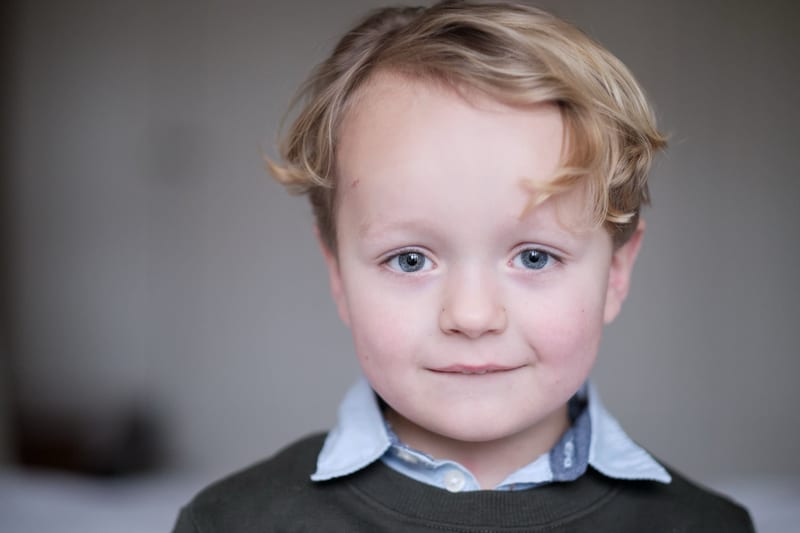 Portretfoto jongetje met blonde krullen, professionele kinderfotografie Zoetermeer — Familieshoot Stefan Segers