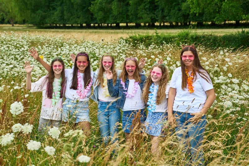Zes meisjes vieren verjaardag in bloemen weiland, kinderfeestje fotoshoot Zoetermeer — Familieshoot Stefan Segers