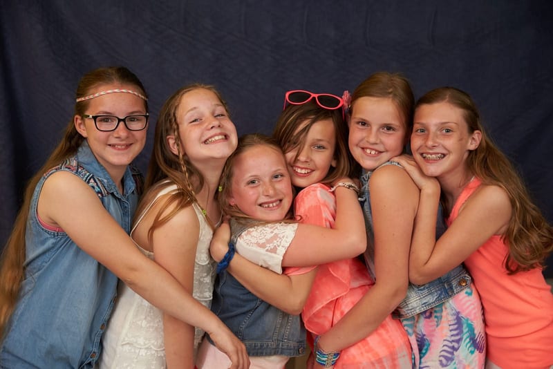 Groep lachende meisjes in feestkleding met grappige accessoires, kinderfeestje fotoshoot Zoetermeer — Familieshoot Stefan Seg