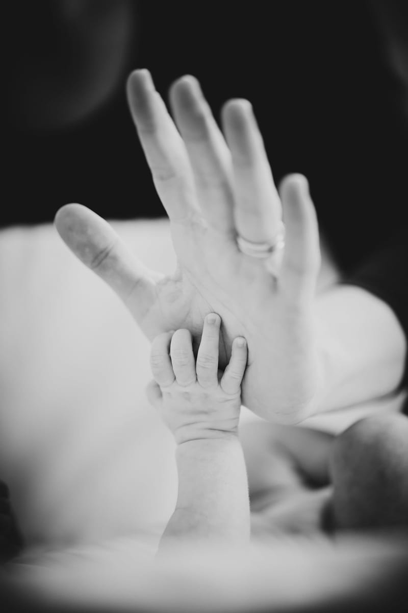 Pasgeboren baby handjes tegen hand van papa, innige newborn fotoshoot Zoetermeer — Familieshoot Stefan Segers