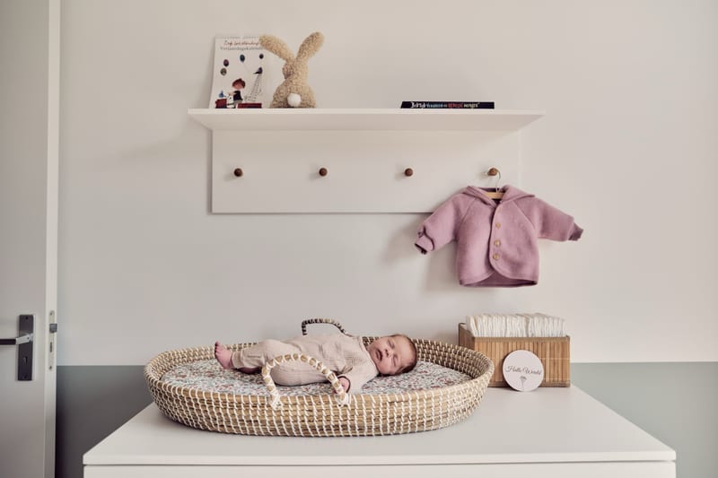 Pasgeboren baby slaapt rustig in rieten mandje, newbornfotografie fotostudio Zoetermeer — Familieshoot Stefan Segers