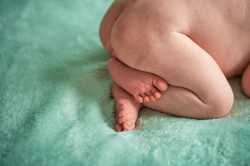 Pasgeboren baby's voetjes op groen kleed, zacht newbornfotoshoot fotostudio Zoetermeer — Familieshoot Stefan Segers