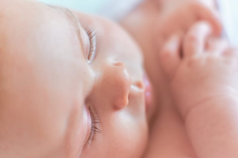 Pasgeboren baby Guusje slaapt zacht, detail newbornfotografie babyfotoshoot Rijswijk — Familieshoot Stefan Segers