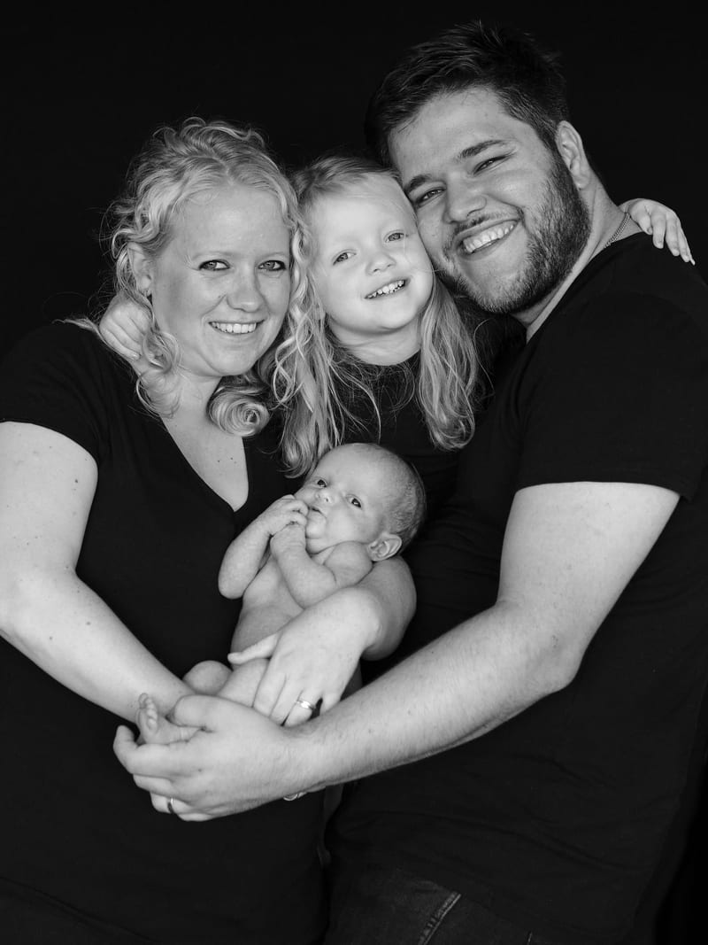 Ouders met twee kinderen en pasgeboren baby, warm familiemoment newborn fotoshoot — Familieshoot Stefan Segers