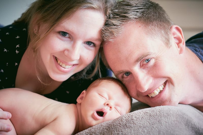 Ouders kijken liefdevol naar pasgeboren baby, warme newbornfotoshoot Zoetermeer — Familieshoot Stefan Segers