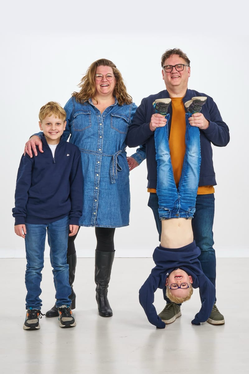 Familie met vier personen speelt en lacht in fotostudio, grappige familiefotoshoot Zoetermeer — Familieshoot Stefan Segers