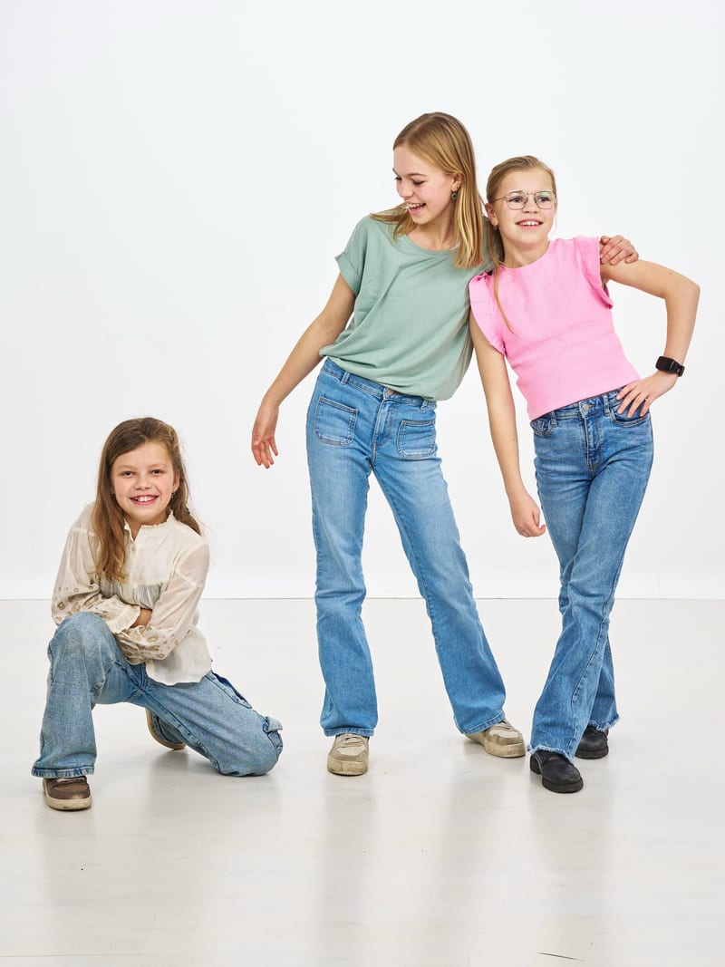 Drie meisjes poseren samen in fotostudio, familiefotoshoot studiofotografie Zoetermeer — Familieshoot Stefan Segers