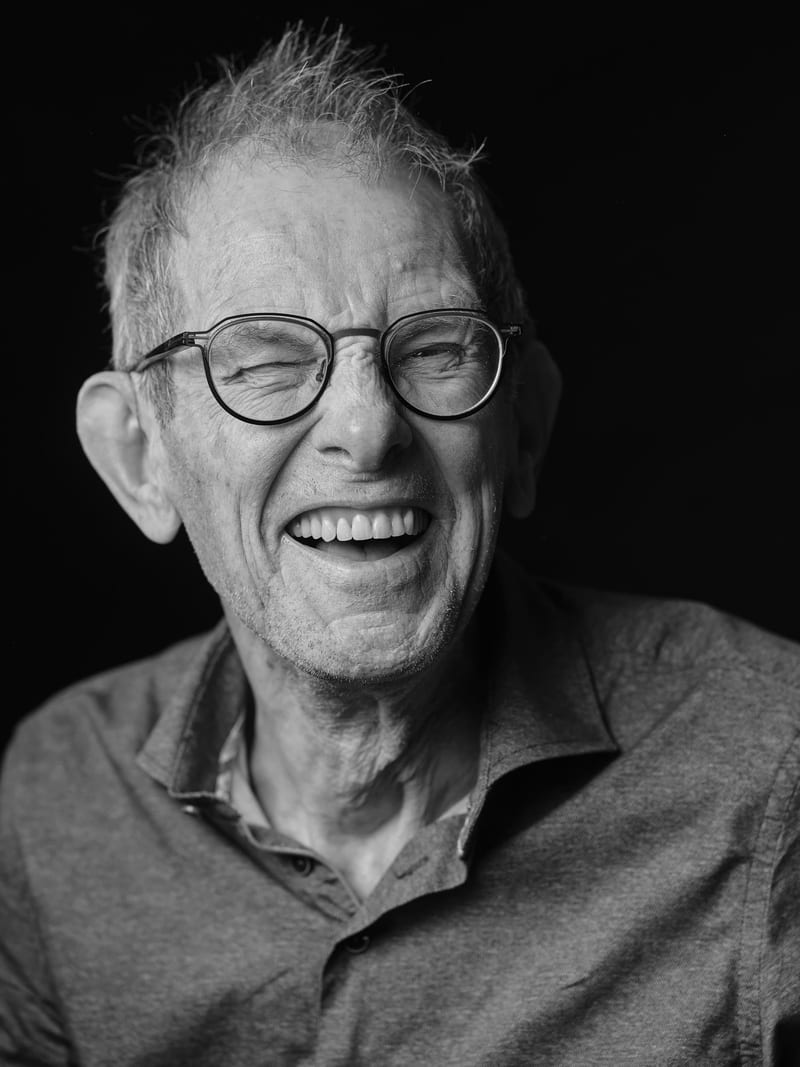 Heren portret met bril lacht naar camera, studiofotografie fotostudio Zoetermeer — Familieshoot Stefan Segers