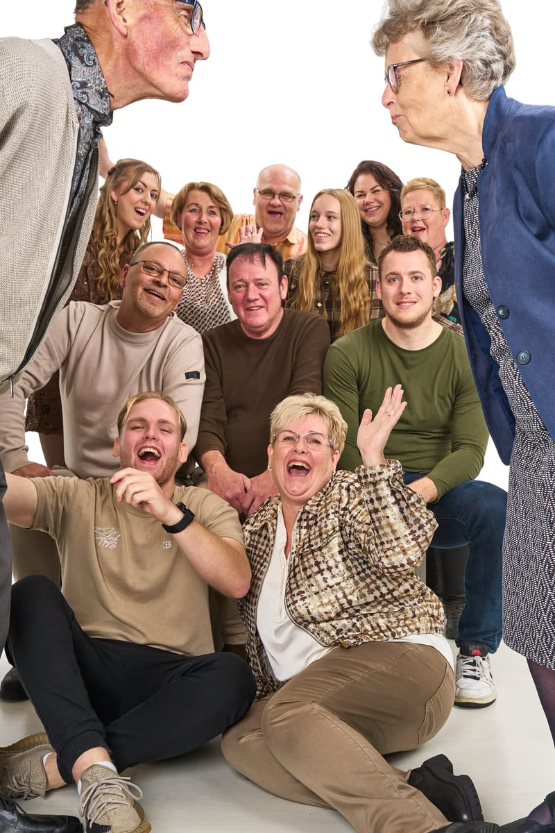 Grote familie lacht en poseeert samen in fotostudio, uitgelaten familieshoot Zoetermeer — Familieshoot Stefan Segers