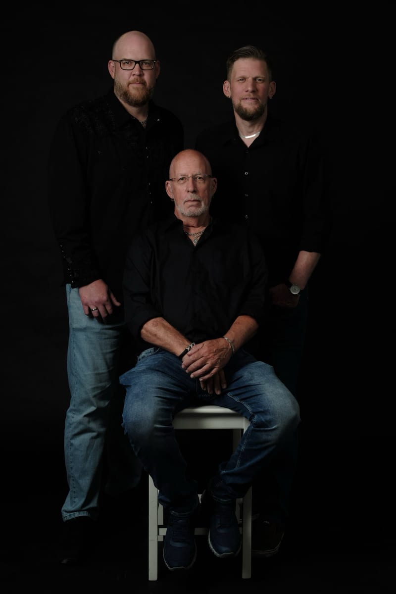 Drie mannen poseren professioneel in fotostudio, familieshoot studiofotografie Zoetermeer — Familieshoot Stefan Segers