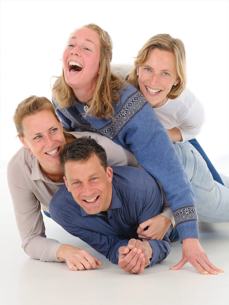 Gelukkig gezin met vier personen lacht uitgelaten in studiofotografie, familieshoot fotostudio Zoetermeer — Familieshoot Stef