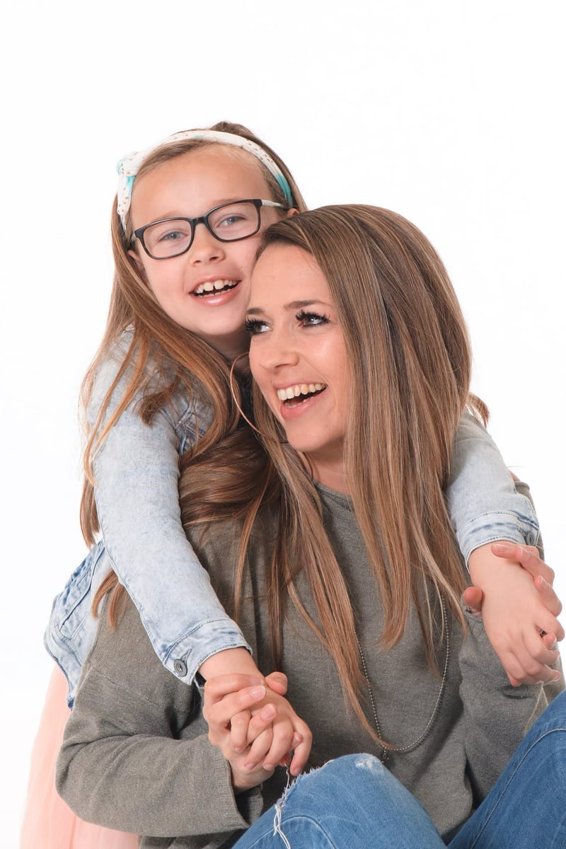 Moeder en dochter lachen samen in fotostudio, studiofotografie familieshoot Zoetermeer — Familieshoot Stefan Segers