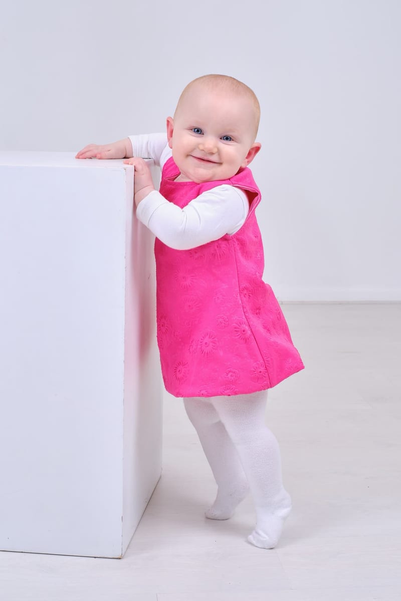 Lachend peuter meisje in felroze jurkje, studiofotoshoot fotostudio Zoetermeer — Familieshoot Stefan Segers
