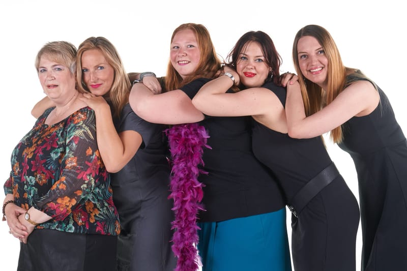 Vijf vrouwen poseren vrolijk in studio, vrijgezellenfeest fotoshoot bruid met vriendinnen Zoetermeer — Familieshoot Stefan Se