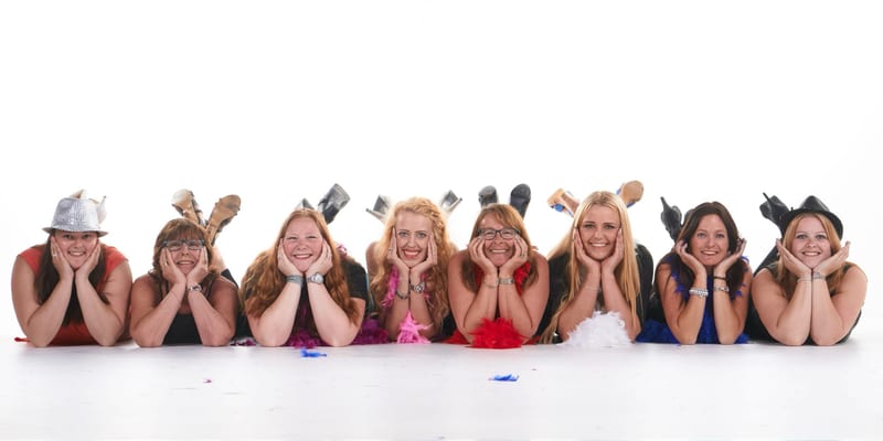 Bruid met vriendinnen in studio, vrolijk vrijgezellenfeest fotoshoot Zoetermeer — Familieshoot Stefan Segers