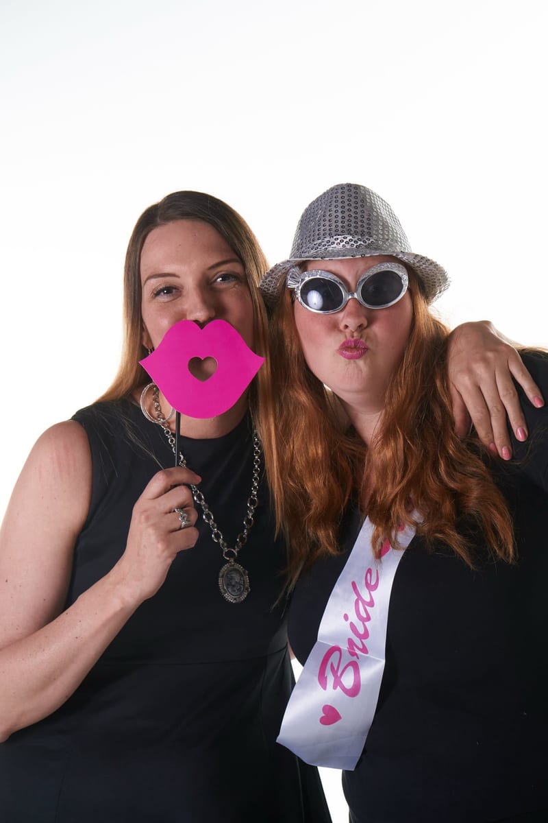 Twee vrouwen poseren grappig met accessoires, bruid en vriendin vrijgezellenfeest fotoshoot studio Zoetermeer — Familieshoot