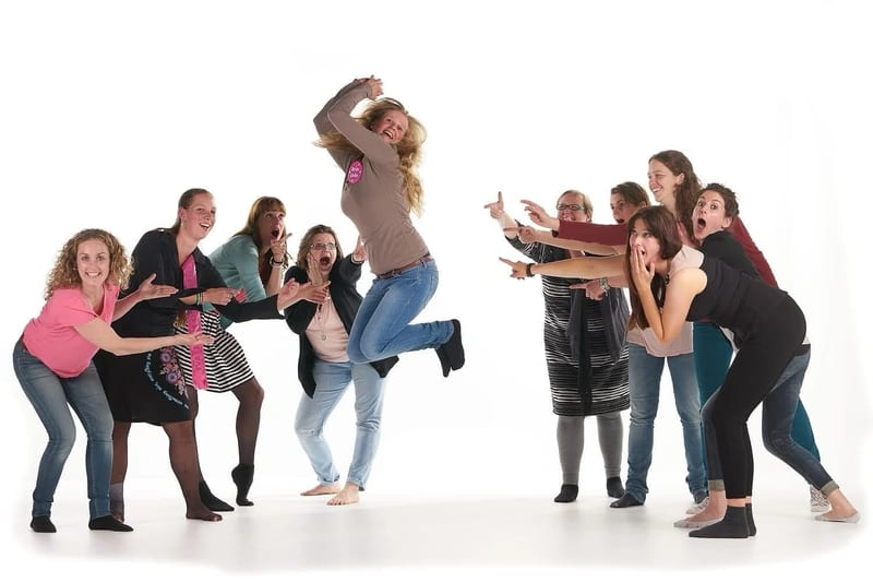 Bruid springt blij omringd door vriendinnen, vrolijk vrijgezellenfeest fotoshoot Zoetermeer — Familieshoot Stefan Segers