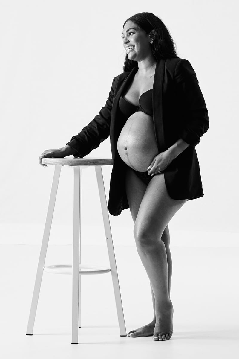 Zwangere vrouw poseert elegant in fotostudio, maternity fotoshoot zwangerschapsfotografie Zoetermeer — Familieshoot Stefan Se